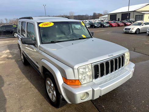 Used 2007 Jeep Commander Sport image 3
