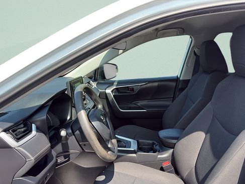 Used 2020 Toyota RAV4 LE w/ Carpet Mat Package AWD/4WD image 9