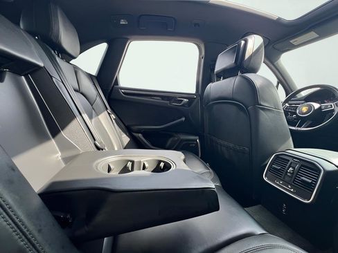 Used 2022 Porsche Macan AWD/4WD image 26