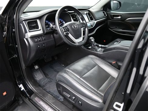 Used 2019 Toyota Highlander Limited image 2