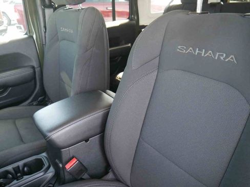 Used 2023 Jeep Wrangler Unlimited Sahara AWD/4WD image 29