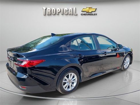 Used 2025 Toyota Camry LE image 5