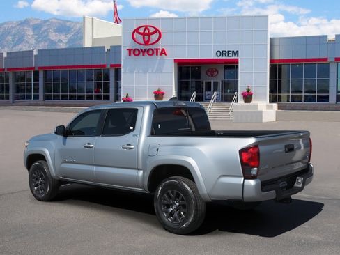 Used 2023 Toyota Tacoma SR5 w/ Technology Package image 5