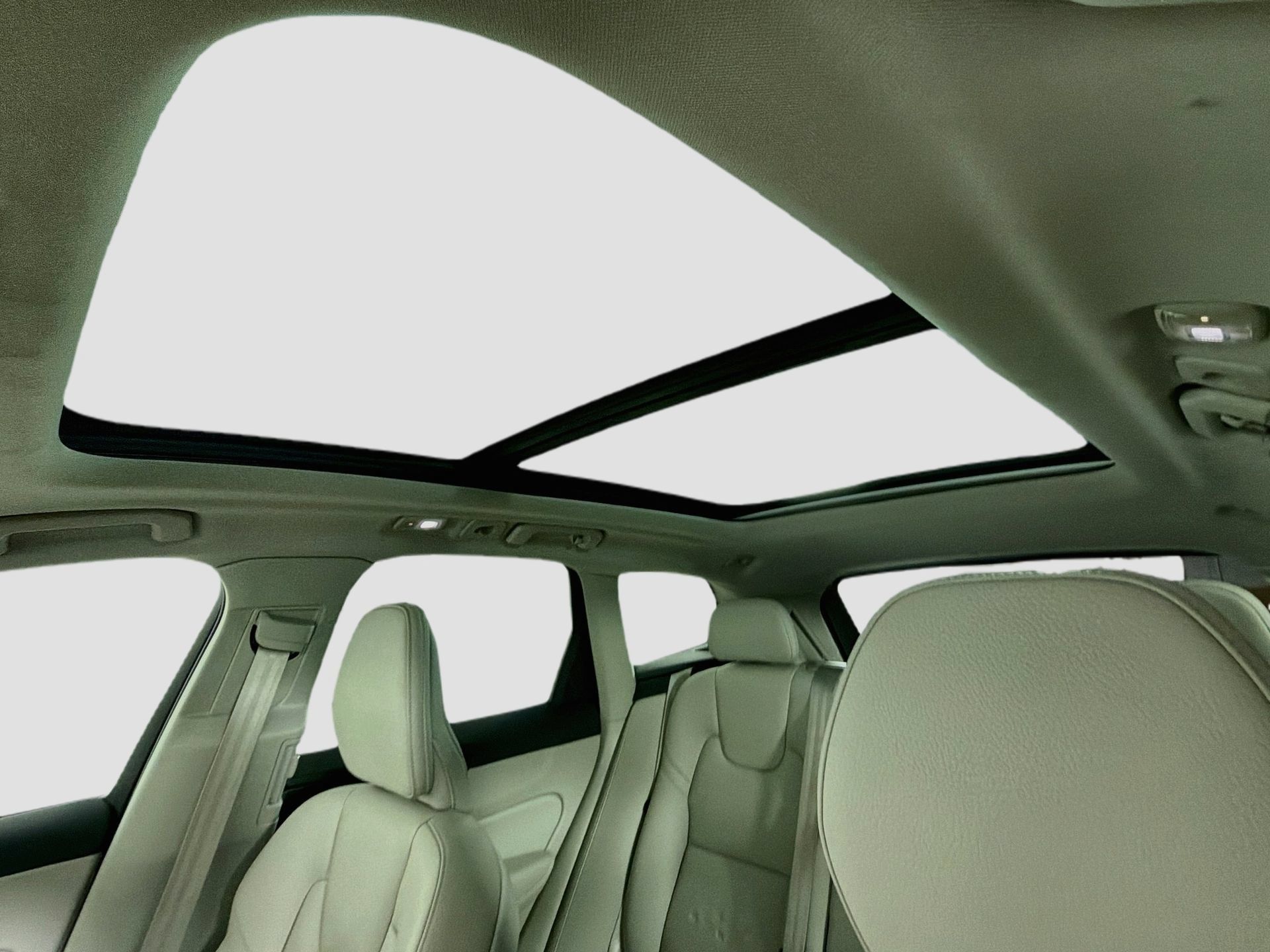 Certified 2023 Volvo XC60 B5 Plus AWD/4WD image 22