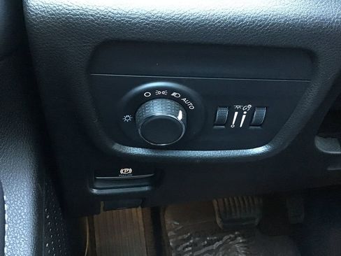 Used 2023 Jeep Grand Cherokee L Laredo image 28