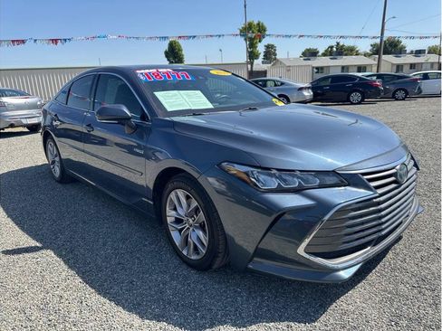 Used 2020 Toyota Avalon XLE w/ Moonroof Package FWD image 3