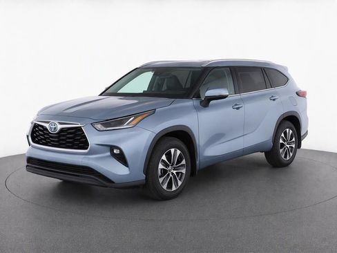 Used 2020 Toyota Highlander XLE AWD/4WD image 3