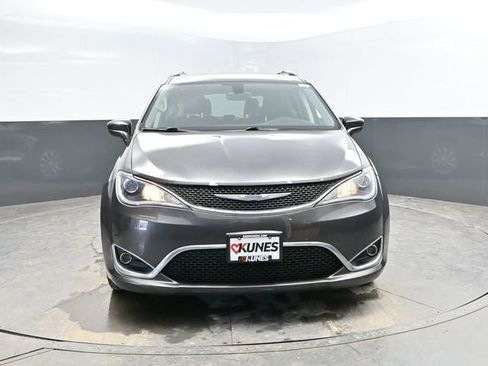 Used 2018 Chrysler Pacifica Touring-L image 2