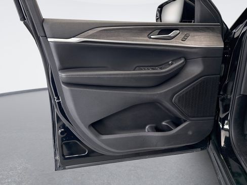 Used 2023 Jeep Grand Cherokee Limited image 9