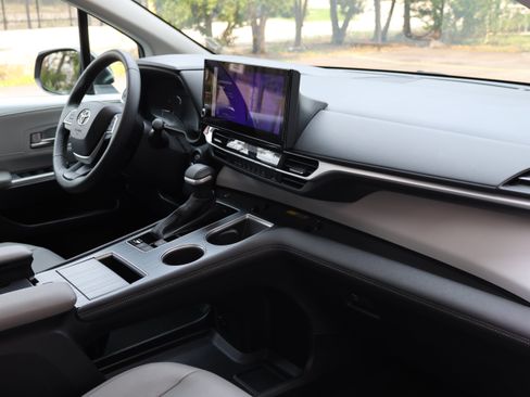 Used 2025 Toyota Sienna XLE FWD image 42