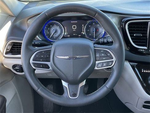 Used 2024 Chrysler Pacifica Touring-L image 11