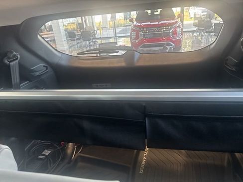 Used 2025 Mitsubishi Outlander SEL image 9