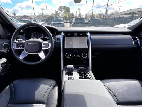 Used 2025 Land Rover Discovery S image 16