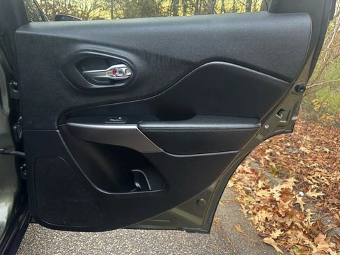 Used 2019 Jeep Cherokee Limited image 13