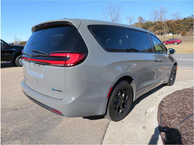 Used 2022 Chrysler Pacifica Touring-L w/ S Appearance Package FWD image 2