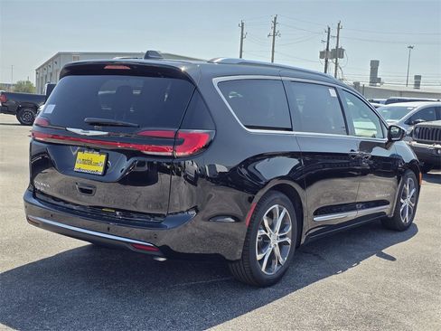 New 2026 Chrysler Pacifica Pinnacle image 3