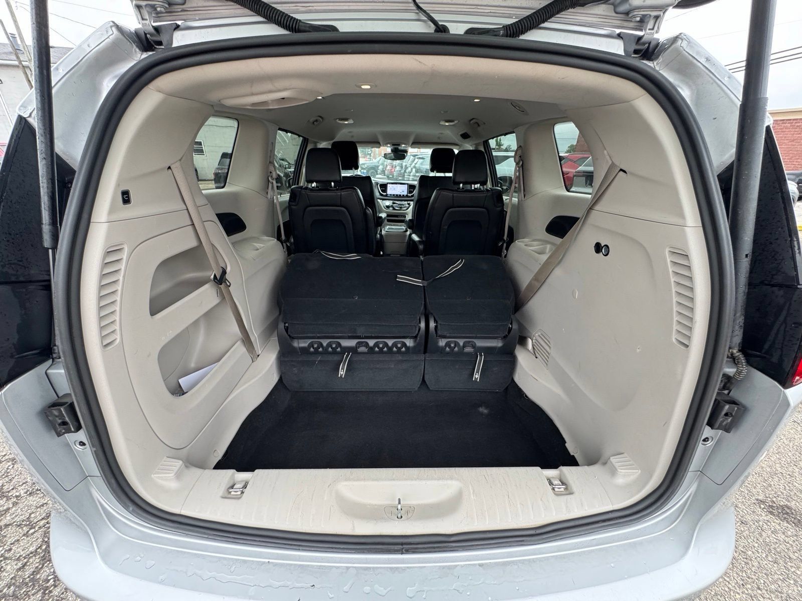 Used 2023 Chrysler Pacifica Touring-L FWD image 28