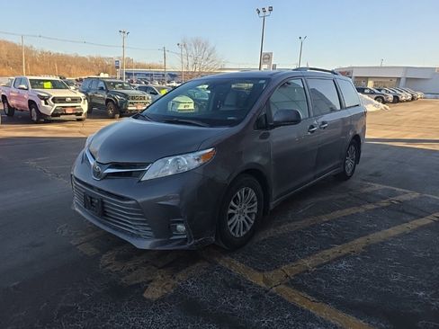 Used 2019 Toyota Sienna XLE image 9