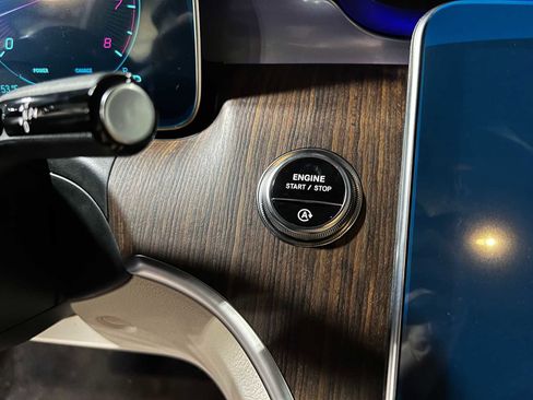 Used 2025 Mercedes-Benz C 300 4MATIC Sedan image 23