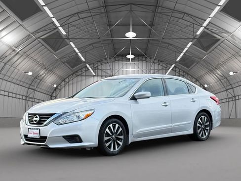 Used 2016 Nissan Altima 2.5 SV image 3