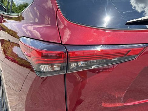 Used 2020 Toyota Highlander XLE AWD/4WD image 37