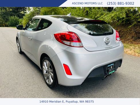 Used 2016 Hyundai Veloster image 3