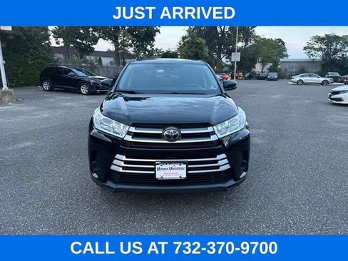 Used 2019 Toyota Highlander LE AWD/4WD image 2