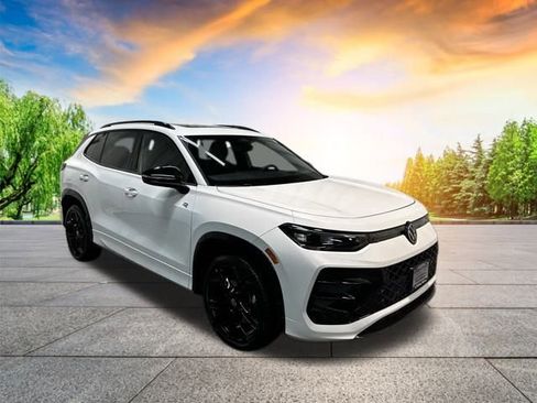 Certified 2025 Volkswagen Tiguan SE R-Line image 2