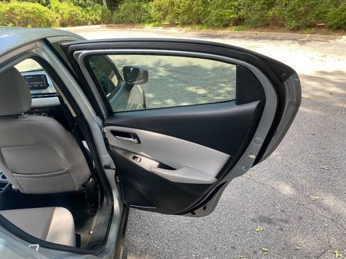 Used 2019 Toyota Yaris LE FWD image 40