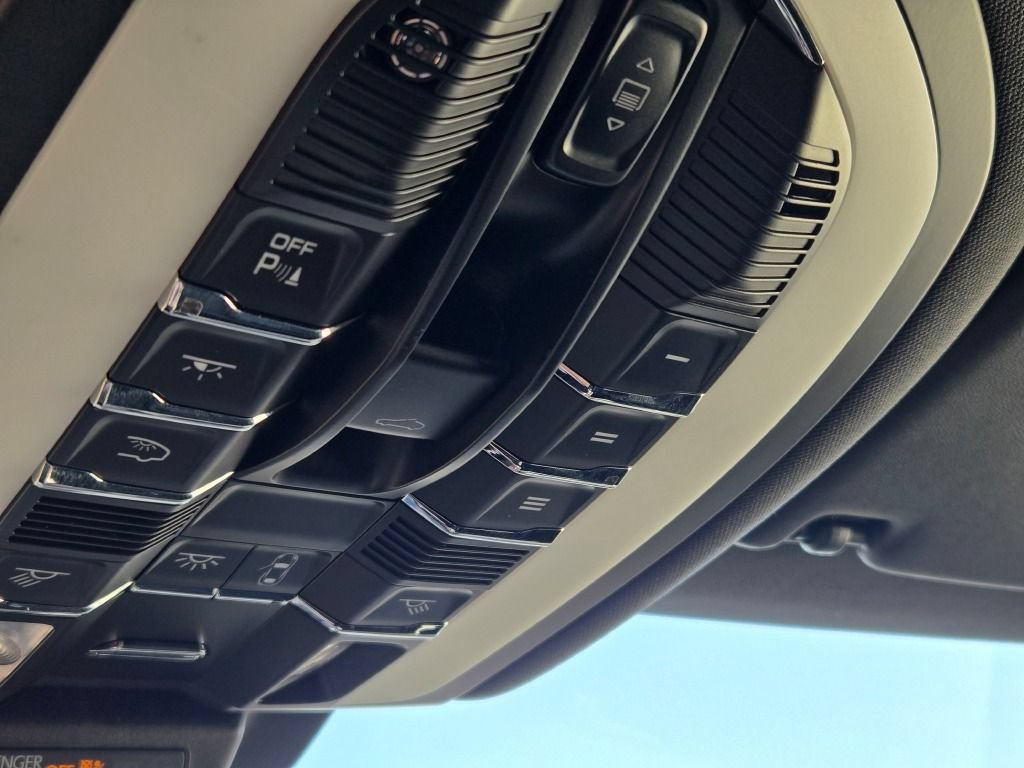 Certified 2024 Porsche Macan AWD/4WD image 26