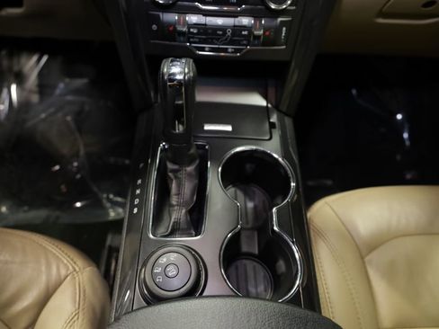 Used 2017 Ford Explorer XLT w/ Equipment Group 202A AWD/4WD image 25