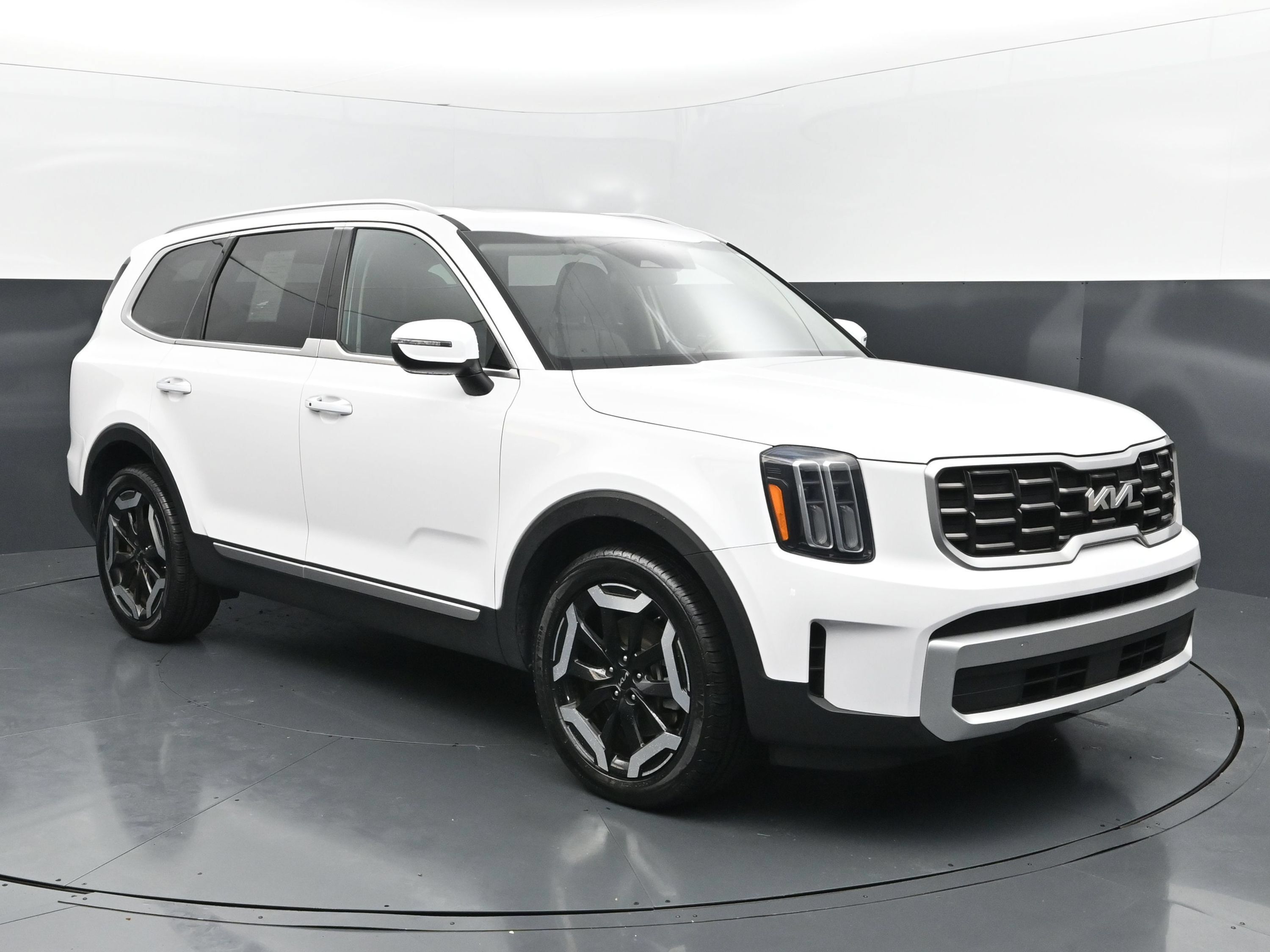 Used 2025 Kia Telluride S FWD image 7