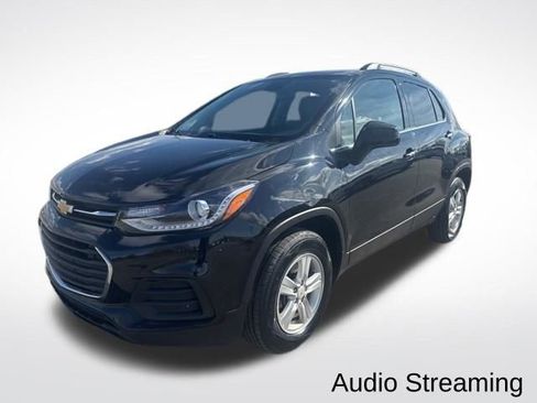 Used 2020 Chevrolet Trax LT w/ LT Convenience Package image 2