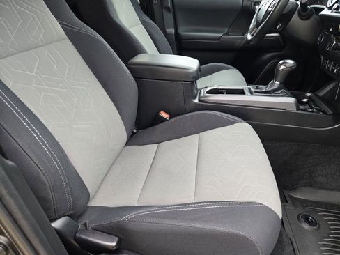 Used 2022 Toyota Tacoma TRD Sport w/ Technology Package image 13