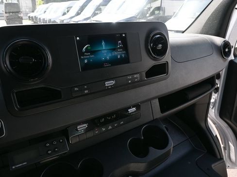 Used 2024 Mercedes-Benz Sprinter 2500 image 12