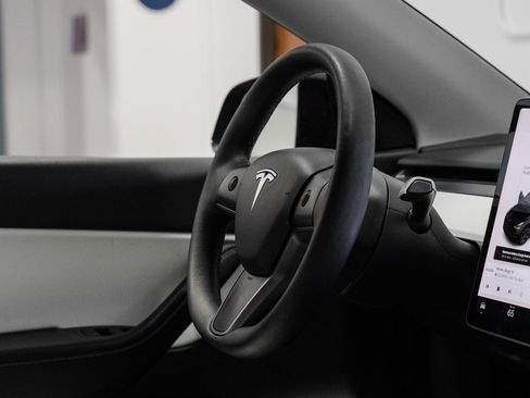 Used 2021 Tesla Model Y Long Range image 22