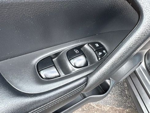 Used 2018 Nissan Rogue SV FWD image 9