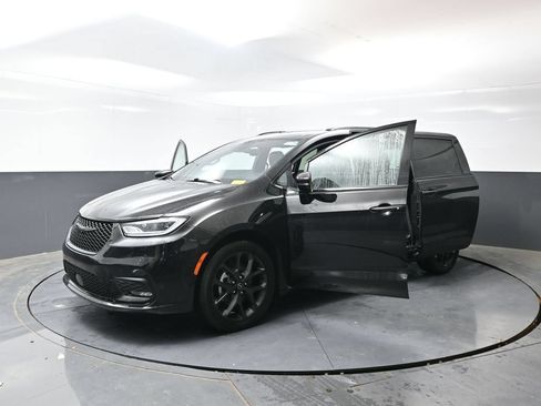 Used 2025 Chrysler Pacifica Limited FWD image 57