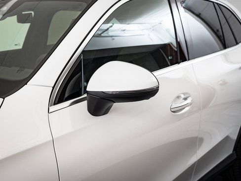 Used 2025 Mercedes-Benz GLC 300 4MATIC image 16