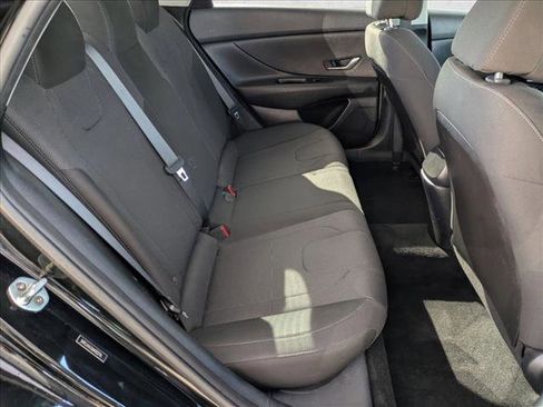 Used 2021 Hyundai Elantra SE image 18