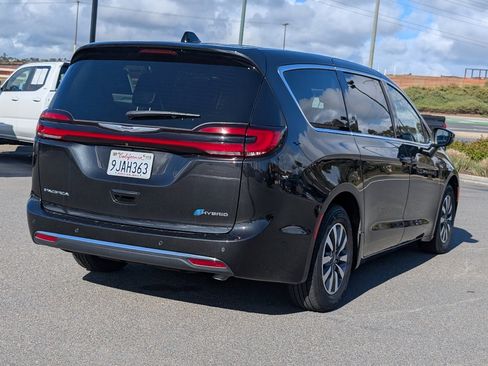 Used 2023 Chrysler Pacifica Touring-L image 14