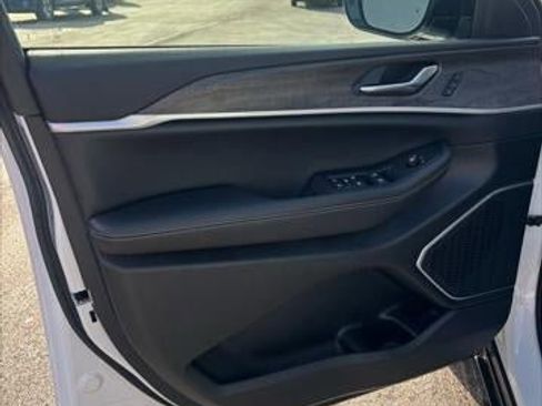 New 2026 Jeep Grand Cherokee Limited image 36