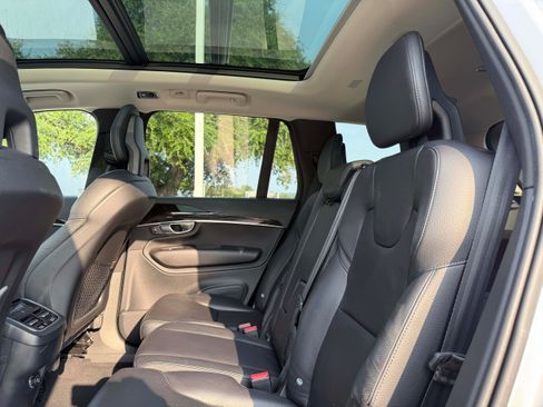 Used 2018 Volvo XC90 T5 Momentum w/ Convenience Package FWD image 11