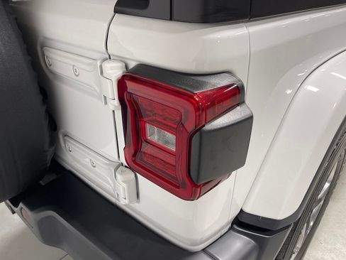 Used 2019 Jeep Wrangler Unlimited Sahara AWD/4WD image 13