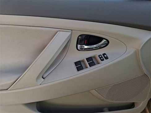 Used 2010 Toyota Camry LE image 12