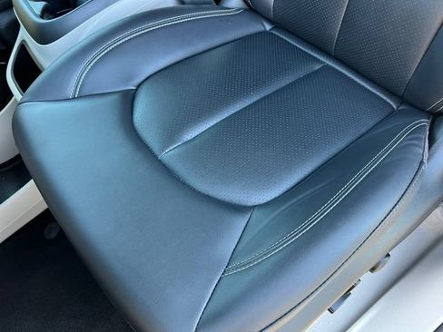 Used 2024 Chrysler Pacifica Touring-L FWD image 12