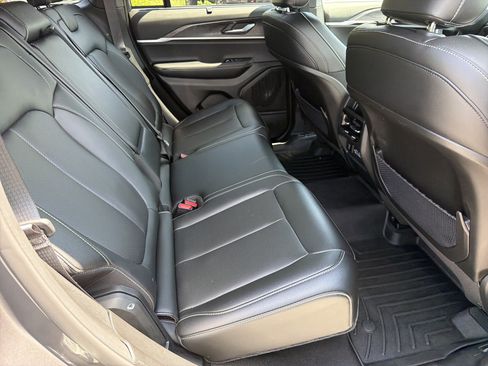 Used 2025 Jeep Grand Cherokee Limited w/ Luxury Tech Group II RWD image 16