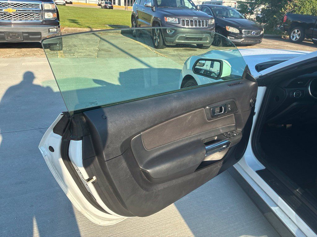 Used 2019 Ford Mustang Convertible w/ Black Accent Package RWD image 13