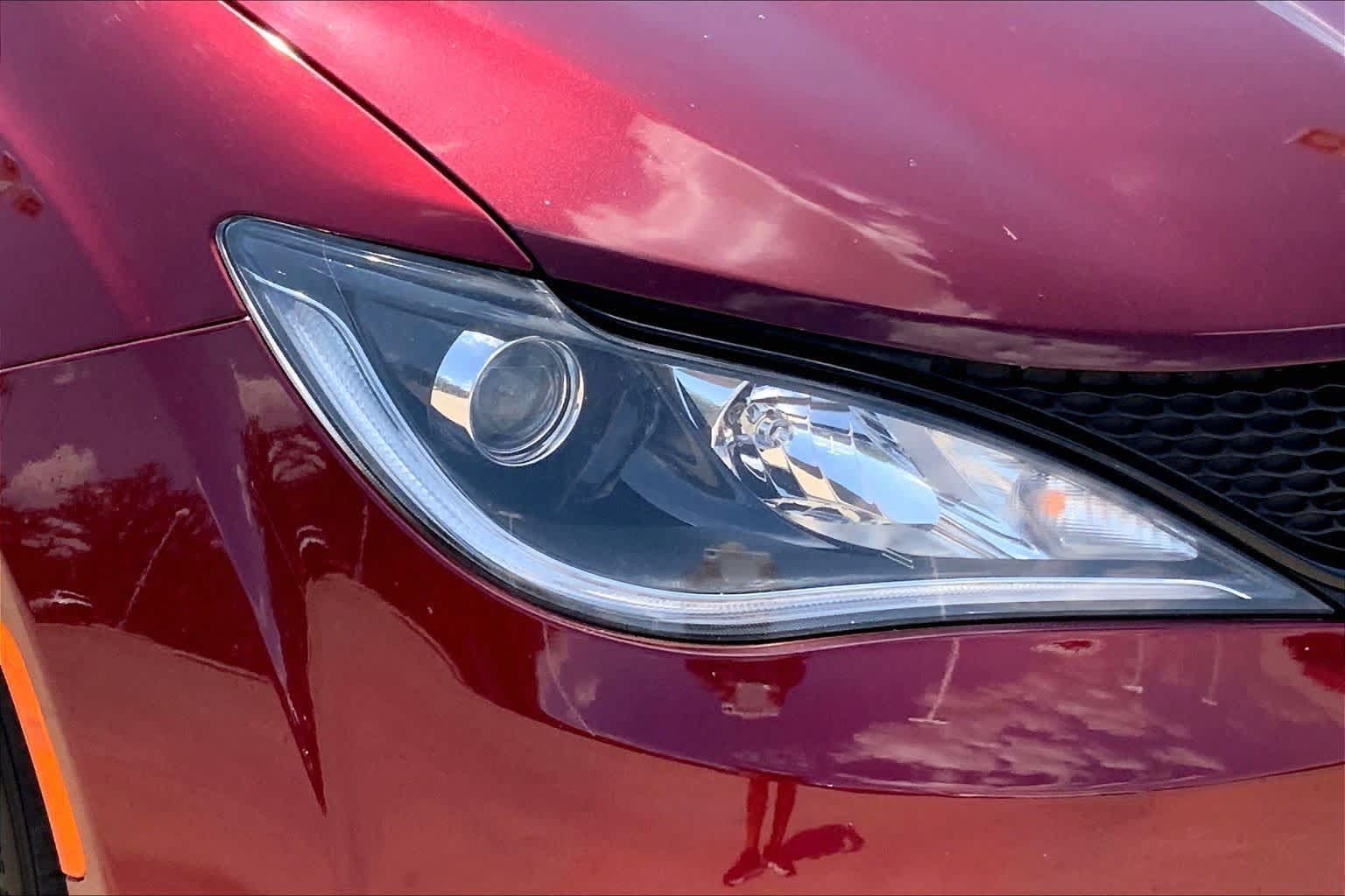 Used 2020 Chrysler Pacifica Touring-L w/ S Appearance Package FWD image 27