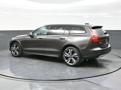 Used 2025 Volvo V60 B5 Cross Country Plus image 4